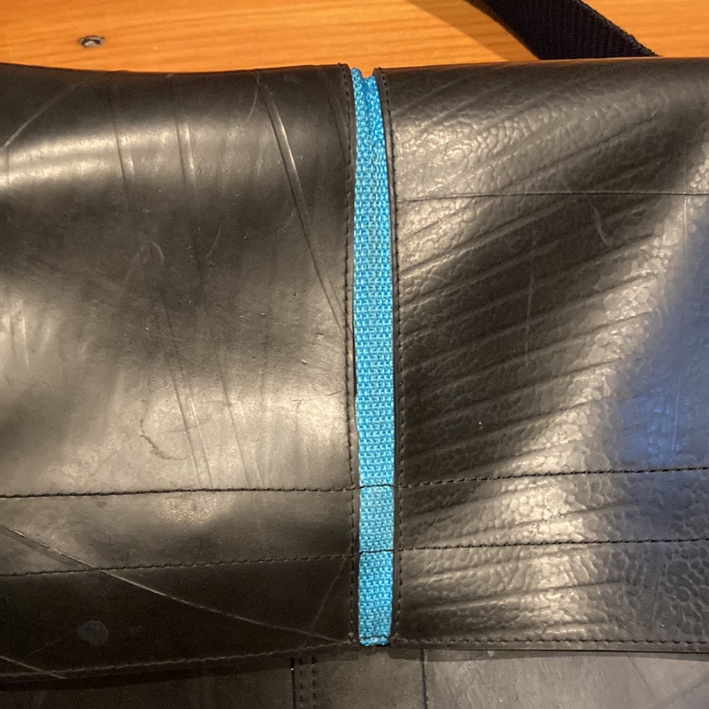 RE3 (recycle-renew-reuse) Rubber Tire Tube Messanger Bag Black/Turquoise - Picture 3 of 14